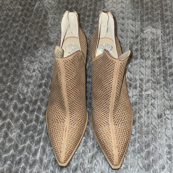 Vince Camuto Gibbela laser cut leather booties, sz 10. Basket weave design. - Picture 7 of 13